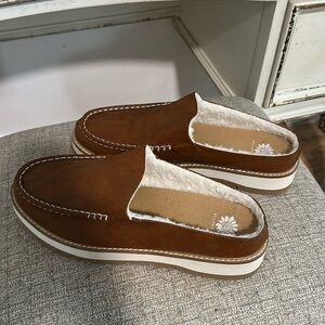 Yellow box Keitha slide on